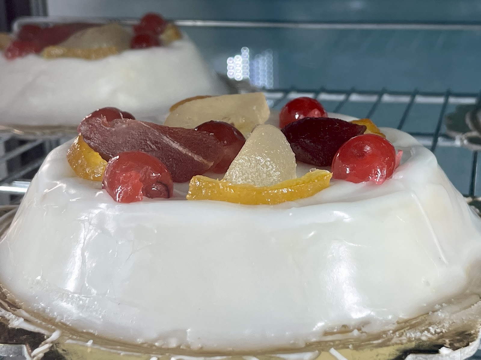 Cassatella glassata, uno dei dolci in vetrina da Bar Carmelo