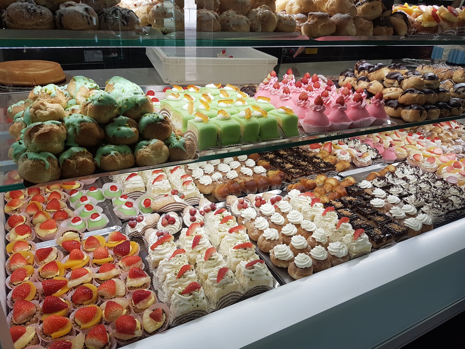 La vetrina di dolci di Bar Carmelo, pronta ad accogliere i clienti