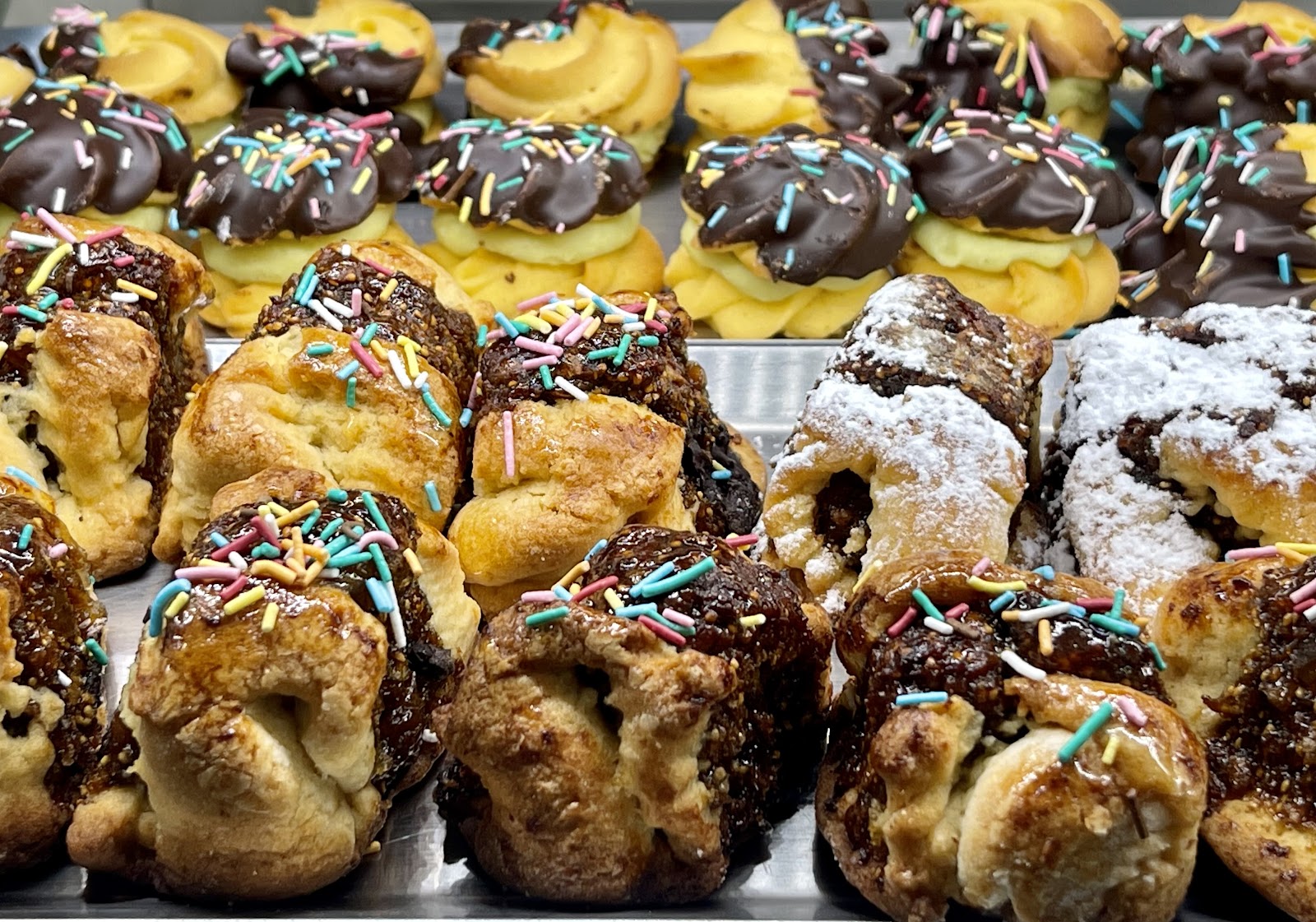 Cartocci misti dolci e salati appena sfornati da Bar Carmelo